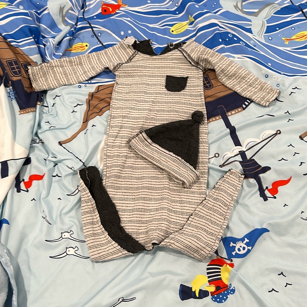 Baby & child hat and onesie with tie at bottom 0-3 months